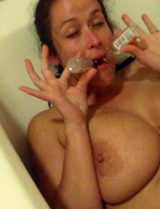 #DRUNKINGBINGEING http://t.co/58WrpF322O<a href="/tag/drunkingbingeing"class="tags">#DRUNKINGBINGEING</a>