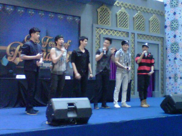 SandyMotion_FC's tweet photo. @MOTIONboyband at GandariaCity (14072013) cc: @MOTIONKR @MOTION_FC @Movers_SBY  *1 \(ˆ▽ˆ)/ http://t.co/nuqFzxNAS4