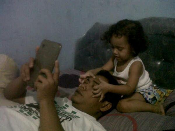 randy_sipelaut's tweet photo. Siang2 d.facial ma anak tersayang http://t.co/tP6D7MxrWO