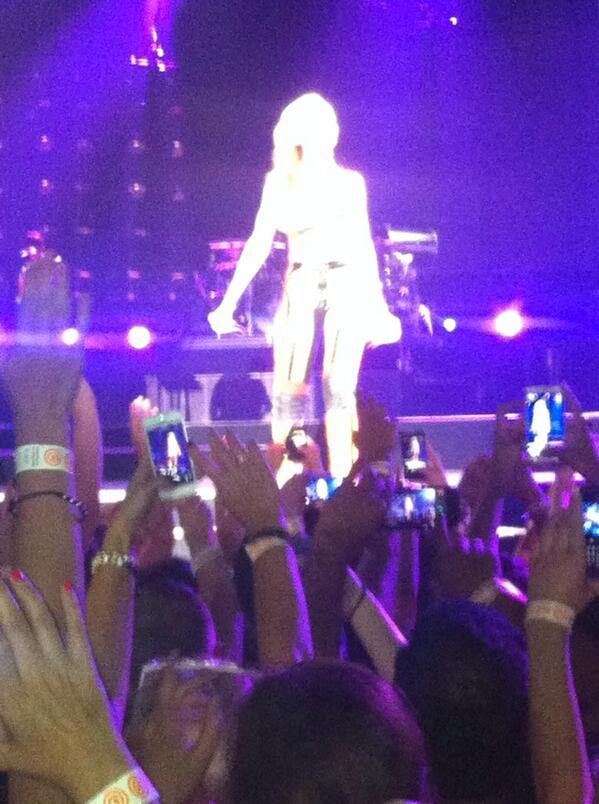 Luella_Darby's tweet image. #shitcamera #howclose @rihanna #incredible