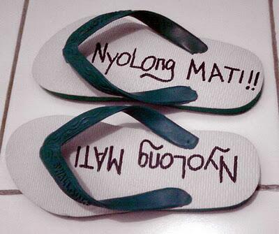 Urang_Gilo's tweet image. #OkSip RT @roobey_18: @Urang_Gilo ko sendal ambo genk, jan cubo2 maambiak kalau masih nio ikuik puaso bisuak, haha