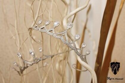 Rex_Diamond's tweet image. [with STAR JEWELRY]

배우 최정윤씨 결혼식의 7억 티아라!
&amp;lt;코벤트가든 티아라&amp;gt;와&amp;lt;오뜨 티아라&amp;gt;
가수 다비치 이해리씨도 함께한 영광~
모두 티아라를 쓰고 여왕이 되어보세요!