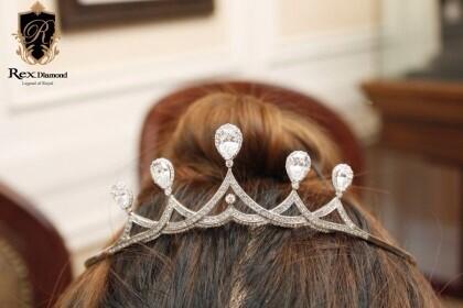 Rex_Diamond's tweet image. [with STAR JEWELRY]

실핀으로 고정하면 착용 끝!!
평상시에도 착용하고 다녀도 되겠죠?
모든이들에게 주목받는 다이아티아라♥