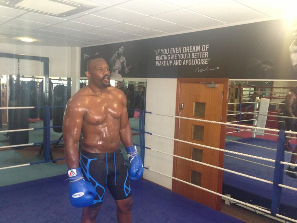 Dereck Chisora actually looking like a sportsman - Page 3 BPSpeKrCAAAYUHu