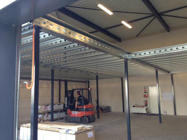 De nieuwe entresolvloer, geleverd door Zeus magazijnstellingen, in het magazijn in wording. 220m2 extra opslagruimte!