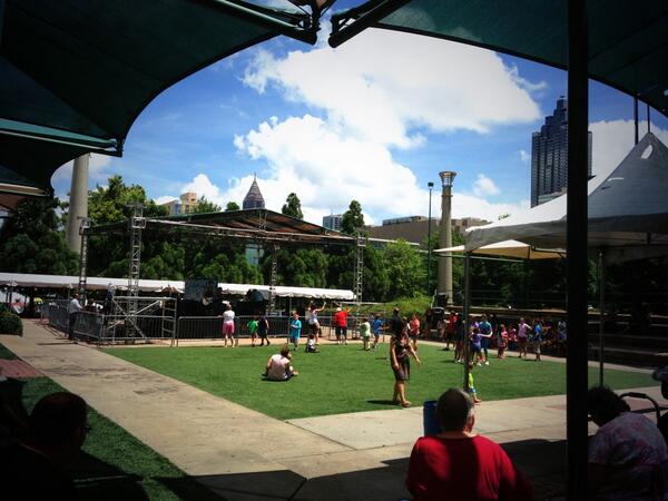 dson90's tweet image. Live music at #centennial #lunchbreak #reverseorder #finallyatlweather