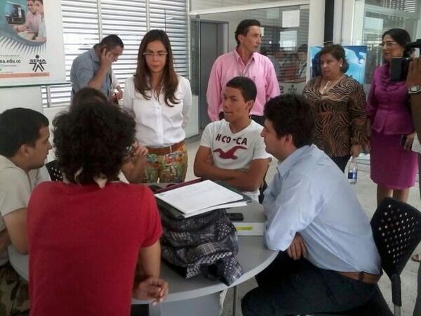 SENAComunica's tweet photo. Talentos de tecnoparque Cali le presentan a @ginaparody  su proyecto"Alertame 123" para el cuidado de niños http://t.co/d7H7tBAVin