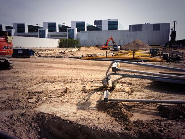 harriev's tweet photo. Grond #ASML wordt bouwrijp gemaakt voor nieuwe enorme cleanroom. Lees morgen meer in het ED. http://t.co/LDjwy0ewnr