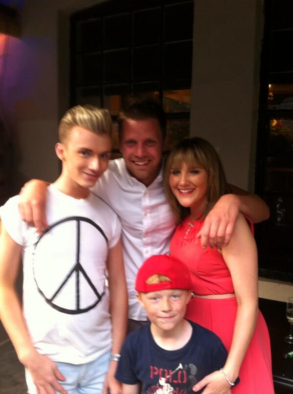 KirkLongman's tweet photo. Lush dinner in the @sugarhut plus bumped into @MrHarryDerbidge,lovley guy so follow @strictlybtour! http://t.co/KHymhZMNPm