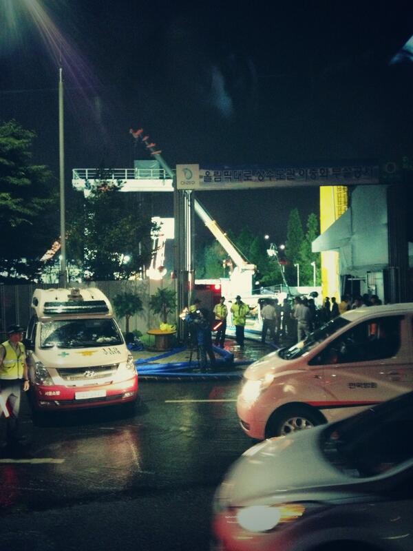 MadeInThEarth's tweet image. Estas son las labores de rescate incluso q las 23.54 de la noche.