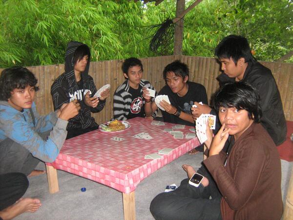 CIVIL2009_UII's tweet photo. ada yg tau pada lagi ngapain?? dari dulu udah ada aja yg 'jongkok' http://t.co/pEMz5TMAbZ