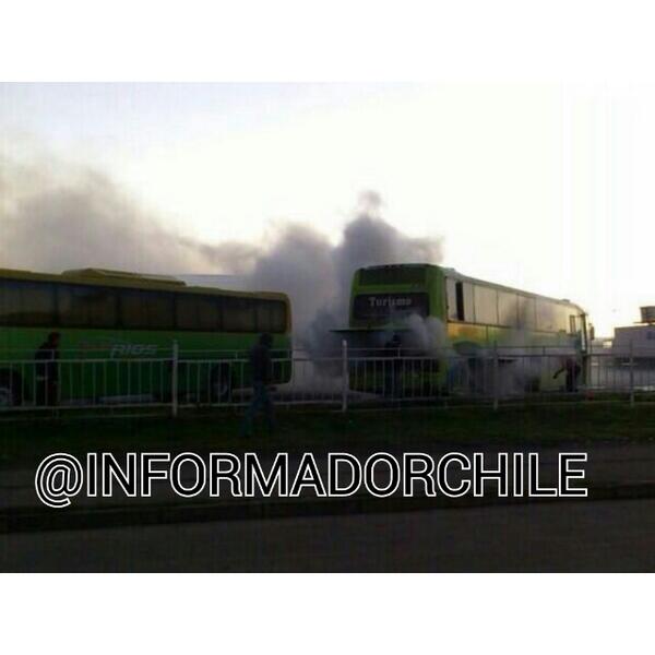 INFORMADORCHILE's tweet photo. LOS ANGELES: un bus sin pasajeros #BerrTur se incendió en el Terminal Rodoviario Foto http://t.co/yocMEFJavu