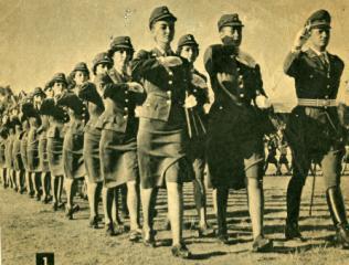 Carabdechile's tweet photo. El 16 de julio de 1962 ingresaron las primeras mujeres a Carabineros. http://t.co/IR9V0RRvCM