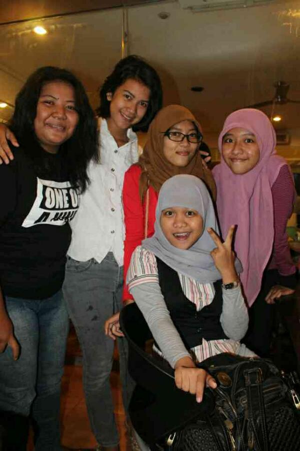 ELSOLFO's tweet photo. @Bilvaaa94 @hennyrusniawaty @Fthmhzhr @astrisyarafina @MFakhraini http://t.co/CvHtfLv4Bg
