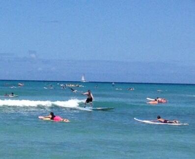 arrisan99's tweet image. Surf's up man! @imabullyru   Catching waves #nolesson #wakikibeach