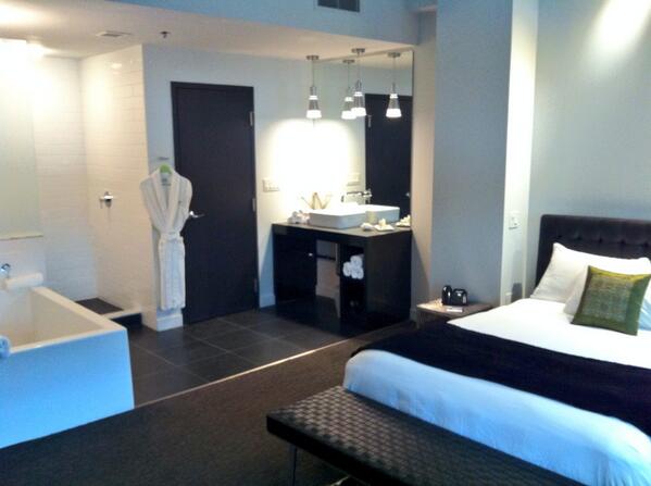 sachmando's tweet image. Sexy room...and the arena is outside our window.
#EfficientPlanning
#ShortDrunkWalk
