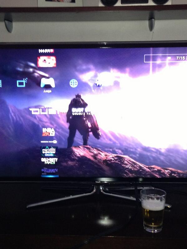 sil_va_no's tweet photo. Que vida pizza cerveza y play ( sin gigi ) http://t.co/34jTf0M3M5