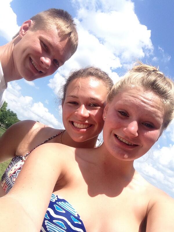 AbbeyyyJ's tweet image. #poolpic