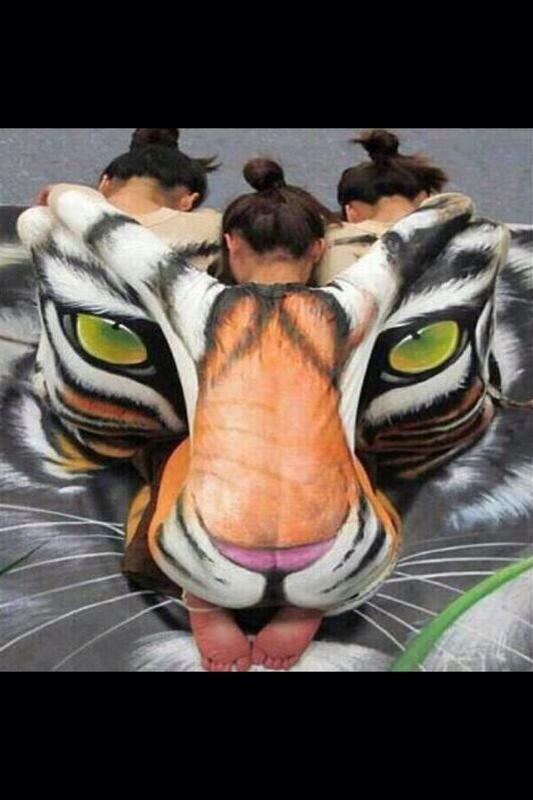 Tres mujeres. Una fiera.