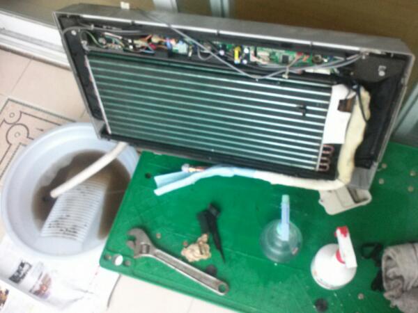 daesoon1's tweet image. 실내기 열어보니 곰팡이가 장난이 아니더라고요...
집안 에어컨이 눅눅한 냄사가난다면 한번쯤 의심해봐야 할것같아요 오른쪽에있는것이 고팡이제거한 모습입니다
 010-7979-8388
cooldoctor. co.kr