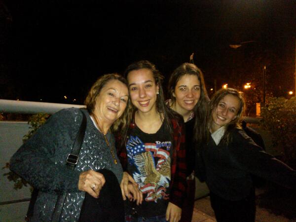 GiuliMentucci's tweet photo. Hola, que tal. Recién salimos de #FuerzaBruta. Nos han mojaoo @LauCarranzaa http://t.co/pkp5IcPKXF