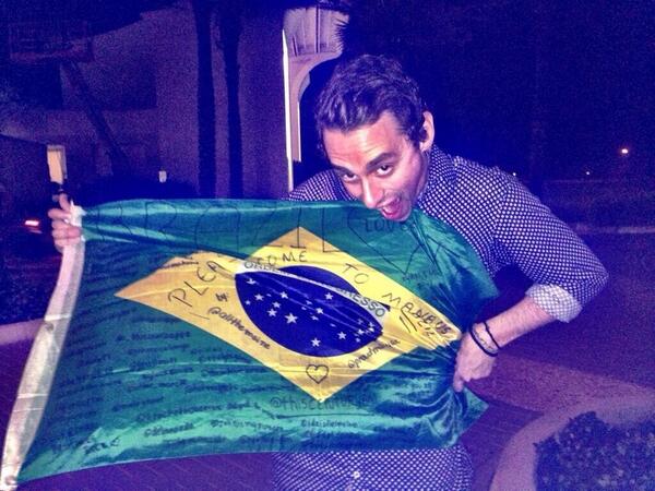 ThisCenturyAM's tweet photo. Foto do @ThisCenturySean com a bandeira que as meninas entregaram! (Se olhar bem da pra ver o @ThisCenturyAM ali) http://t.co/fimRZPNmGq