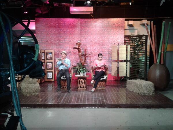 COCTELEANDOTV's tweet photo. un pequeño detrás de cámaras de coctelmusical @GabyvAMOR @AlexRamirezYeah http://t.co/6S5IxFaPEg