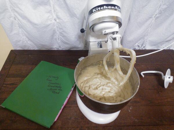 StickneyHolly's tweet photo. Something Old, Something New! #weddingpresent #standmixer #oldfamilyrecipes #banananutbread #gettingthehangoftwitter http://t.co/gWjCZrLSNy