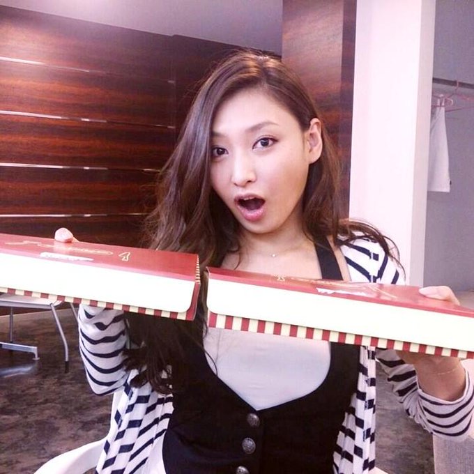 みんなのパワー届いたよ～( &acute; ▽ ` )ﾉありがとね♡収録前に『お弁当、チキンとハンバーグどっちにしよ～』の図。笑 http://t.co/1E8cYpiEpc