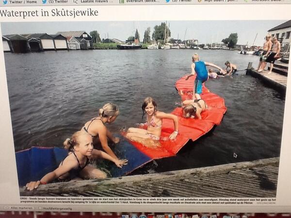 "<a href="/Skutsjewike/">Skûtsjewike Grou</a>: Grote foto van Waterpret, dinsdagmiddag bij <a href="/hosteloerthout/">Watersporthostel</a>, in <a href="/lc/">Lens</a> Leuke promotie voor Skûtsjewike! "