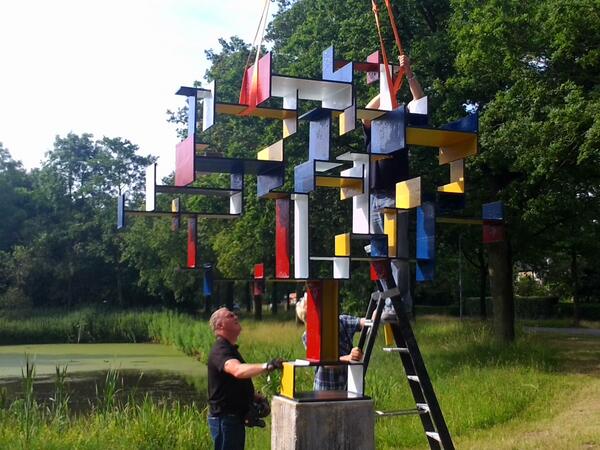 Gerestaureerde kunstwerk van Siep van den Berg weer terug!
Hoek Kerklaan/Oosterweg.