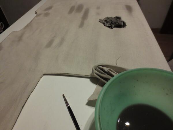 arq_llorens's tweet photo. Ayer noche dedicado a hacer que parezca muy usada una tela nueva #LaMagiaDelCine para @33lapelicula MUY PRONTO... http://t.co/glhyt5Wcnt
