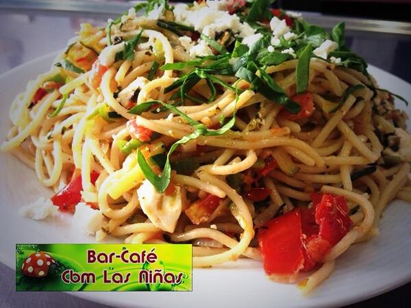 CBMtarifa4's tweet photo. Espaguetis con verduras y queso feta http://t.co/9CWk3S2e10