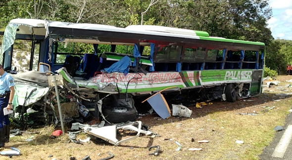 Accident de bus en Guyane : une jeune parisienne décédée et cinq blessés graves sur route des JMJ BPY7vXrCEAAiquo
