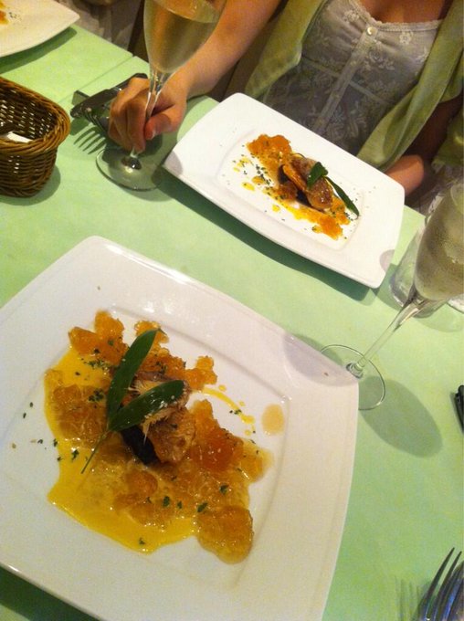 親友ちゃんと妹と4人でディナー♡二ヶ月遅れの私のお誕生日してくれてる♡笑 http://t.co/ibzfLfSga3