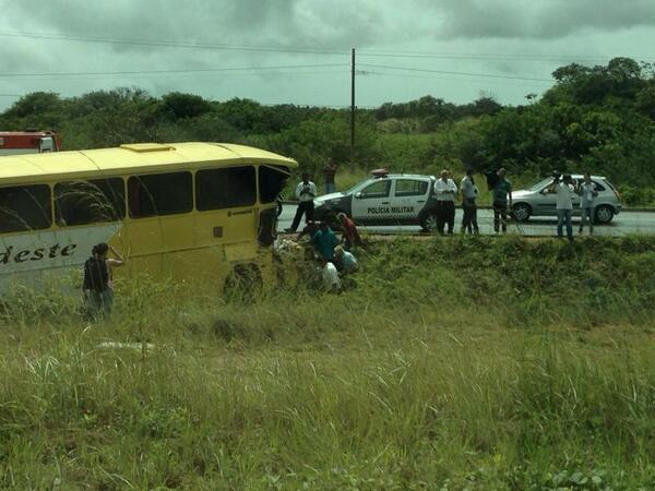 Ônibus perde controle e sai da pista na BR-304 na Grande Natal 1 BPYaKmBCcAAFn6y
