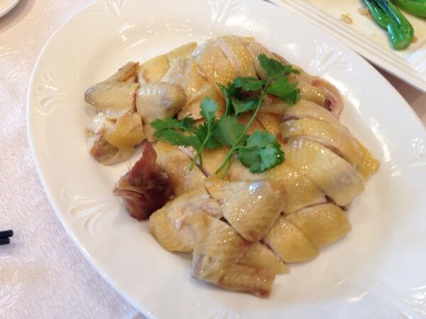 chiemurak's tweet photo. 中国深センにて。よくある鶏の蒸し物。尾頭付きでびっくり。 http://t.co/6QTp4I5QHl