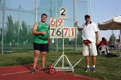 atletismoext's tweet photo. Fotografía de @Cienfuegos90 en el marcador con el Récord de España de 76.71m. foto de @MigVillasenor http://t.co/PUfeLFIbio