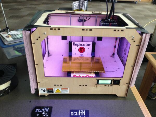 TechJourneyDSM's tweet image. 3D Printer by David Dorhout at #techcamp2013 #STEM #iastem #DSM