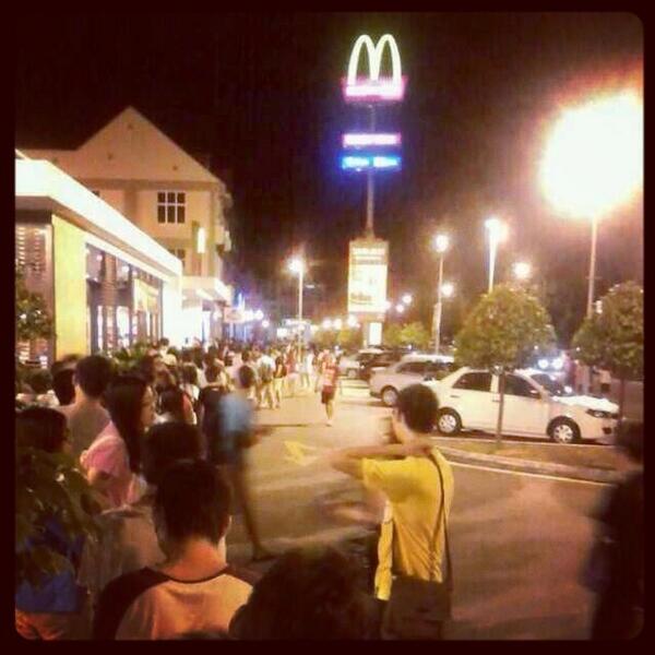 Morning^^ MCD Crowded with Minion's Fans, out of stock everywhere, LOL@@ 大家都在为着那条蕉而疯狂, 追逐着童年:)