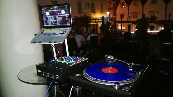 RaneDJ's tweet photo. Instant Doubles FTW! #want2bethere RT: @DjSpeedUk Mini setup on the terrace. #InstantDoubles #OneTurntable @host_bar  http://t.co/1GuvUp2U2A