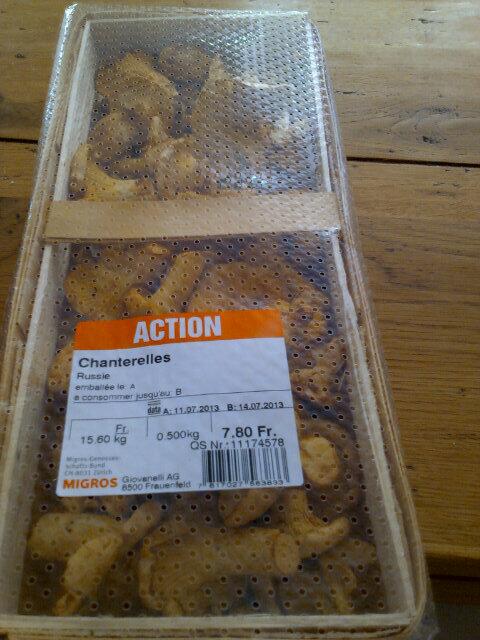 arno_janse's tweet photo. Fresh chanterelle mushrooms, chf 7.5 for 500g. Best deal in switzerland! http://t.co/rK9i7LD87D