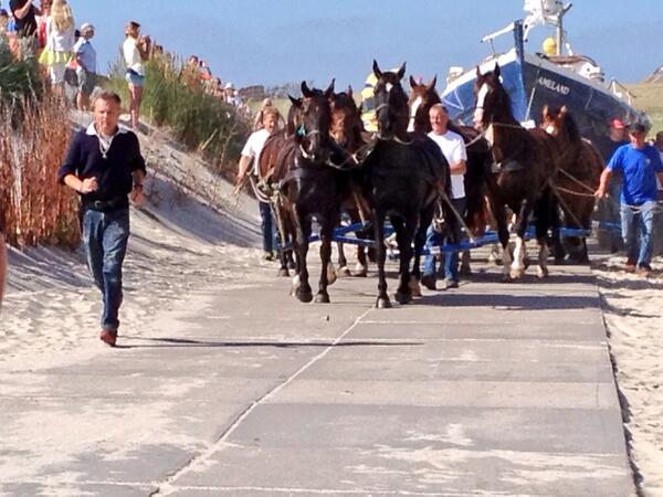 kees2805's tweet image. Lancering van de reddingsboot via ouderwetse pk's. Indrukwekkend en prachtig gezicht. #Ameland