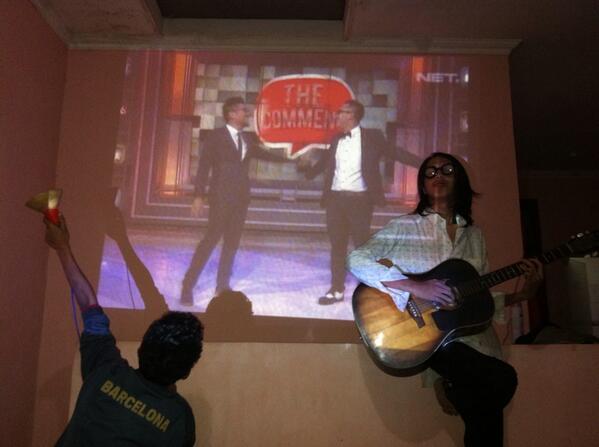 rezasyairozi's tweet photo. Gokil vroh \m/RT @jimmyinsurgent: Nih min, John Lennon lagi manggung sambil nonton @TheComment_NET #mewiththecomment http://t.co/V3ublvBVVM