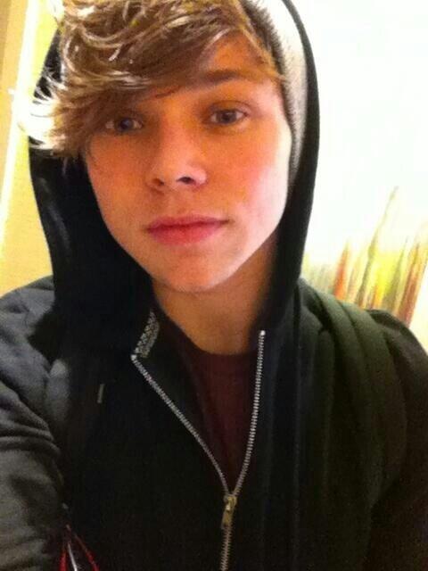 HayleyChilensis's tweet photo. LINDO,HERMOSO,UNICO, PRECIOSO. TAN TIERNO QUE ES(':<3 Y SI SE VE TAAAAAAAAAAAAN BONITOOOO<3 http://t.co/zn0cf6aVpR