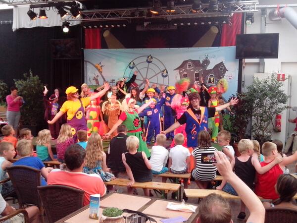 recrateam's tweet photo. De musical afgelopen avond op vakantiepark 't @Rheezerwold was een groot succes. http://t.co/AN6nzpqy5K