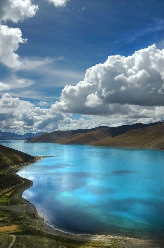 感動 世界の素晴らしき絶景集 中国 ヤムドク湖 チベット自治区のラサ市西郊外にある湖で ナムツォ湖 マナサロヴァル湖と共にチベット三大聖湖と呼ばれる Http T Co Fth6hywk51