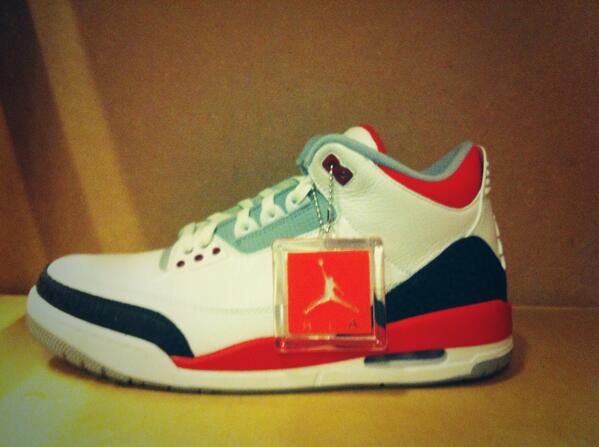 MyHeat23's tweet photo. 2013 Fire Red 3s lady's and gentleman http://t.co/Mm7uNkfFqx