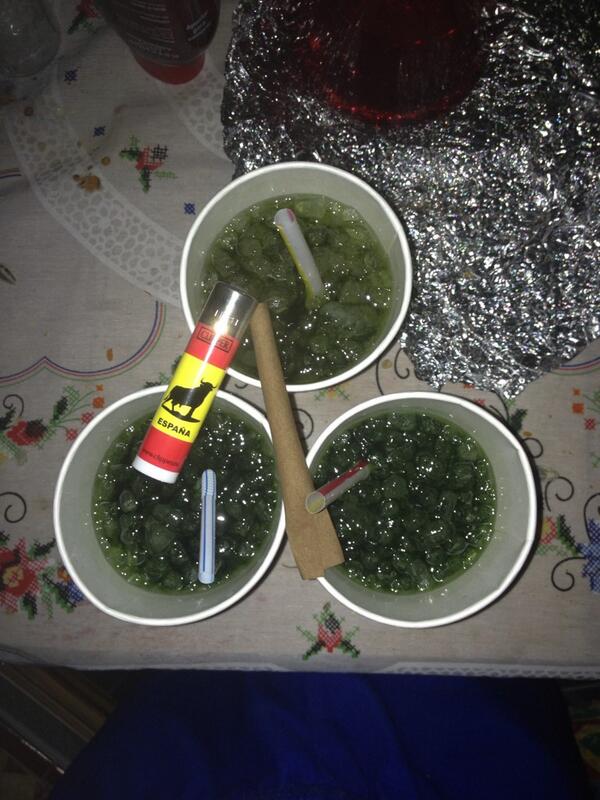 Rober___4's tweet photo. De cachimbeo y mojiteo con @RROnlyStars y @JuananMureddu http://t.co/SqGnEGt3d2