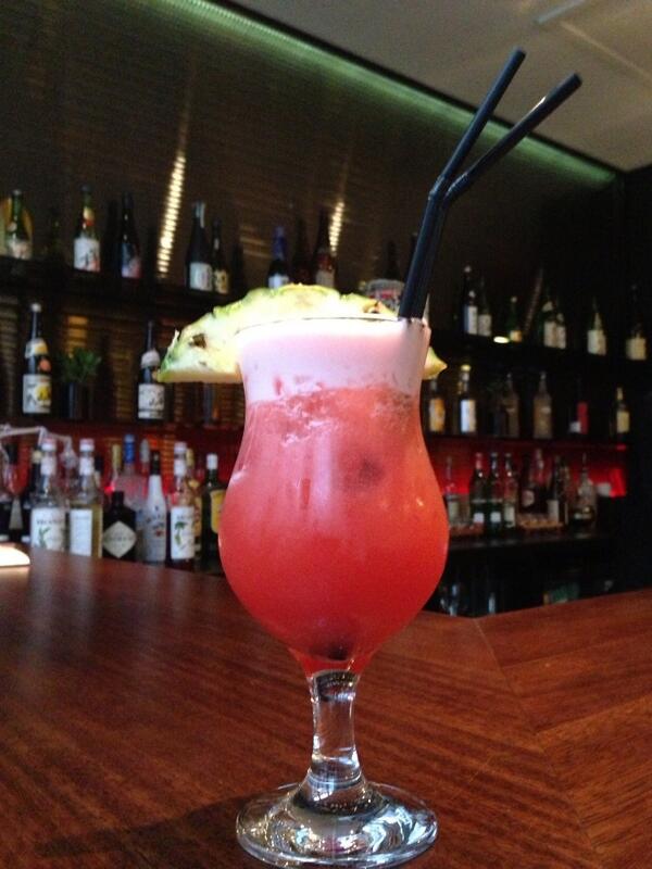 バーテンダー、 オリジナルカクテル
プッシーフット。
日本名、猫の肉球 です。
色が猫の肉球のように 赤いから名付けたようです。
肉球！とオーダーしてください！